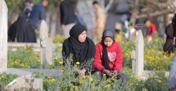 بالصور أهالي الشهداء يزورون قبور أبنائهم في أول أيام عيد الفطر