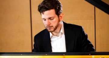 يستعد لمحاكمته في مايو.. موسيقار أسترالي يهدي سيمفونية لصحفيي غزة الشهداء