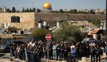 تقرير رغم إغلاق الأقصى.. مصلون عند أسواره وحملة إلكترونية لفتح أبوابه