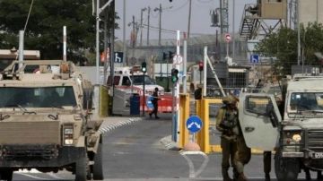 قوات الاحتلال تنصب حاجزا غرب بيت لحم وتفتش منزلين