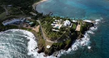 خلل تقني يربط رقم البيت الأبيض بـجزيرة إبستين على هواتف أندرويد خلل تقني يربط رقم البيت الأبيض بـجزيرة إبستين على هواتف أندرويد