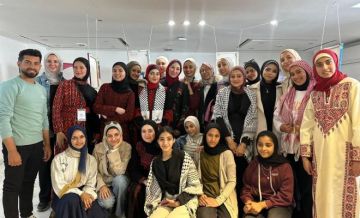بالصور: مبادرة لوحة وطن تمكن فتيات غزة من التعبير عن الهوية بالفن