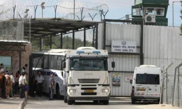 مركز: عربة البوسطة تحولت إلى قبر حديدي متنقل للأسرى الفلسطينيين