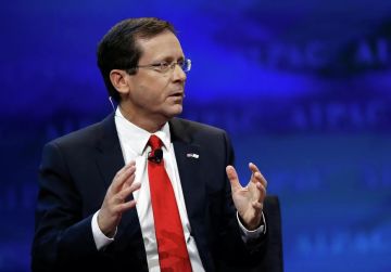 هرتسوغ يبدي أسفه لقرار منع بطريرك القدس اللاتيني من دخول كنيسة القيامة ويبرره بـالخطر الإيراني هرتسوغ يبدي أسفه لقرار منع بطريرك القدس اللاتيني من دخول كنيسة القيامة ويبرره بـالخطر الإيراني