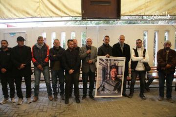 بالصور عائلات الأسرى تعتصم أمام الصليب الأحمر في غزة