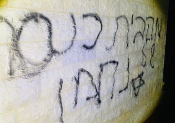 مستعمرون يحرقون مسجدا في قرية دوما جنوب نابلس