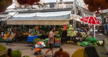 موجة غلاء تضرب إسرائيل.. الوقود يتجاوز 8 شواكل والتضخم يتصاعد وأسعار الغذاء تواصل الارتفاع