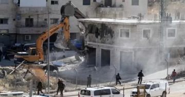 الاحتلال يجبر شقيقين في القدس على هدم محليهما ذاتيا الاحتلال يجبر شقيقين في القدس على هدم محليهما ذاتيا