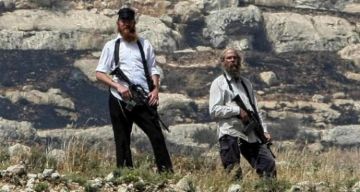 مستوطنون يعتدون على طفلين بالخليل ويسرقون مواشي في أريحا مستوطنون يعتدون على طفلين بالخليل ويسرقون مواشي في أريحا