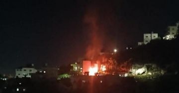 مستوطنون يضرمون النار في منزليين ومركبتين قرب نابلس