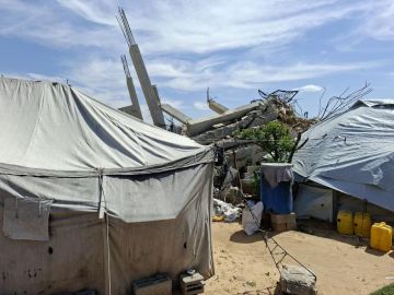 على حافة الخطر سعدي عاشور يصارع الحياة بين خيمة والقصف في حي الزيتون