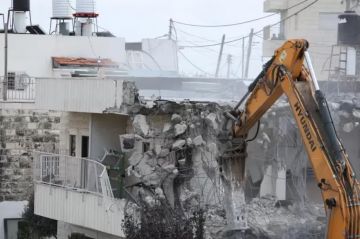 الاحتلال يجبر أشقاء على هدم منازلهم الثلاثة في القدس ويشرد 25 فردا الاحتلال يجبر أشقاء على هدم منازلهم الثلاثة في القدس ويشرد 25 فردا