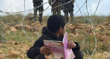 الاحتلال يمنع طلبة  أم الخير  بمسافر يطا من الوصول لمدرستهم