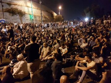 فيديو إصابات خلال الاعتداء على المصلين على مداخل الأقصى