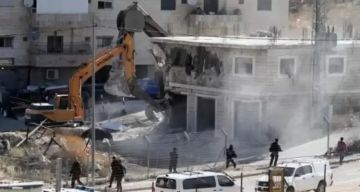 الاحتلال يجبر شقيقين مقدسيين على هدم محليهما في سلوان ويشرد مصدر رزق 10 أفراد الاحتلال يجبر شقيقين مقدسيين على هدم محليهما في سلوان ويشرد مصدر رزق 10 أفراد