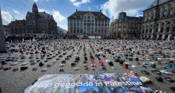 أحذية أطفال وأسماء صحفيين تملأ 