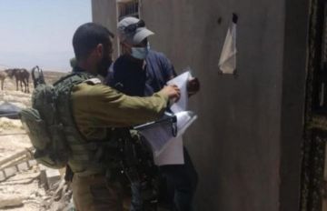 الاحتلال يخطر بوقف العمل والبناء في سبعة منازل جنوب الخليل