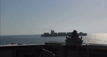 إيران تستهدف سفناً أمريكية بمسيرات رداً على اعتراض سفينة شحن في بحر عُمان