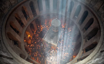 النار المقدسة تصل إلى الدير الروسي في القدس