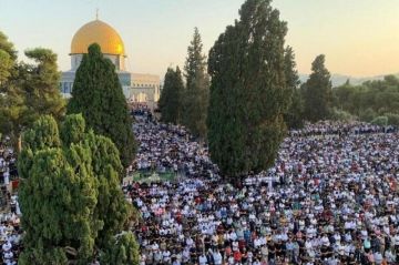 70 ألفا يؤدون صلاة الجمعة في المسجد الأقصى 70 ألفا يؤدون صلاة الجمعة في المسجد الأقصى