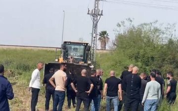 الأهالي تصدوا لها.. قوات الاحتلال تنفذ عمليات تجريف وطمر بمقبرة القسام في حيفا