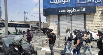 القدس: إصابات واعتقالات وإبعادات واعتداءات متصاعدة في عدة مناطق