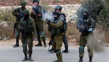 بالفيديو إصابة طلاب بالاختناق جراء قنابل الغاز السام في مسافر يطا