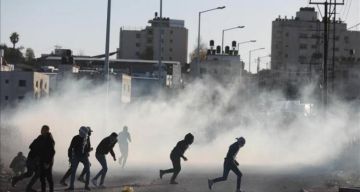 لليوم الثاني.. مواجهات مع الاحتلال في مخيم قلنديا رفضاً لقانون إعدام الأسرى