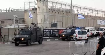 مركز فلسطين: الاحتلال يحرم الأسرى من الأجهزة الطبية