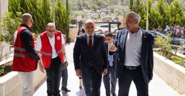 الهلال الأحمر الفلسطيني يستقبل السفير المصري في فلسطين ويستعرض جهوده الريادية في مجال التأهيل الهلال الأحمر الفلسطيني يستقبل السفير المصري في فلسطين ويستعرض جهوده الريادية في مجال التأهيل