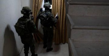 الاحتلال يحتجز مواطنين بقاعة في مخيم نور شمس الاحتلال يحتجز مواطنين بقاعة في مخيم نور شمس