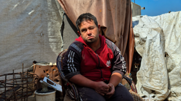 بعد قطع مخصصاته... محمد سالم يواجه الحرب والجوع بإعاقة وظروف قاسية