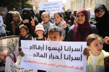 بالصور أطفال غزة تنادي العالم.. تحركوا لإنقاذ الأسرى وإعادتهم إلى أحضان أبنائهم