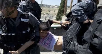 قوات الاحتلال تعتقل طفلا في الخضر بعد الاعتداء عليه بالضرب