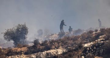 مستوطنون يحرقون خيمة قرب مخماس شمال القدس