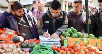 الإعلام الحكومي: تشديد الرقابة على الأسواق في غزة وملاحقة الاحتكار ورفع الأسعار