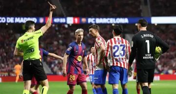 كواليس الفار في مباراة برشلونة وأتلتيكو مدريد: لماذا تغيرت القرارات؟