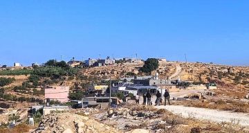 الاحتلال يخطر بهدم 5 منازل وحظيرة أغنام في قرية بيرين جنوب شرق الخليل
