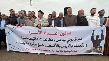 بالصور وقفة في خان يونس تندد بقانون إعدام الأسرى وتؤكد التمسك بحقوقهم