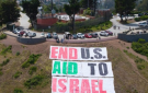  أوقفوا المساعدات الأمريكية لإسرائيل لافتة على تلال سان فرانسيسكو
