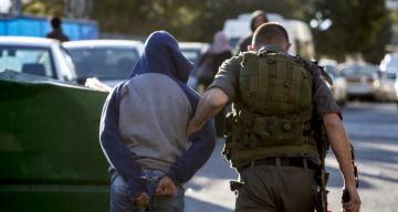 الاحتلال يعتقل فتى خلال اقتحام قلقيلية