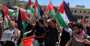 فريق برشلونة يحتفل بالعلم الفلسطيني في شوارع المدينة