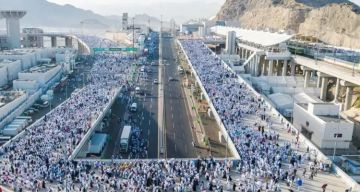 تحت نداء  لبيك اللهم لبيك .. طلائع الحجاج تتدفق إلى مشعر منى في بداية مناسك الحج