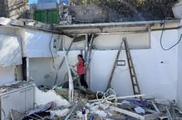 الاحتلال يجبر مواطنا على هدم منزله شمال القدس الاحتلال يجبر مواطنا على هدم منزله شمال القدس