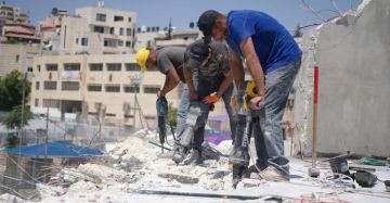 الاحتلال يجبر عائلة مقدسية على هدم منزلها ذاتيا الاحتلال يجبر عائلة مقدسية على هدم منزلها ذاتيا