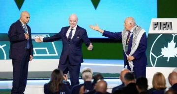 بالفيديو  الرجوب يرفض مصافحة ممثل الاتحاد الإسرائيلي كونغرس الفيفا (شاهد)
