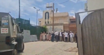 بالفيديو والصور  إصابات في هجمات واعتداءات للمستوطنين في الخليل ونابلس