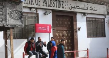 تقرير  بين السيولة المشلولة والحسابات المجمدة.. بنك فلسطين يفاقم معاناة الغزيين