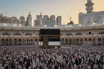 حجاج بيت الله الحرام يختتمون مناسكهم بطواف الوداع