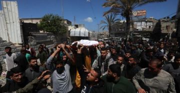 بالصور جماهير غفيرة تشيع جثمان الشهيد عزام الحية
